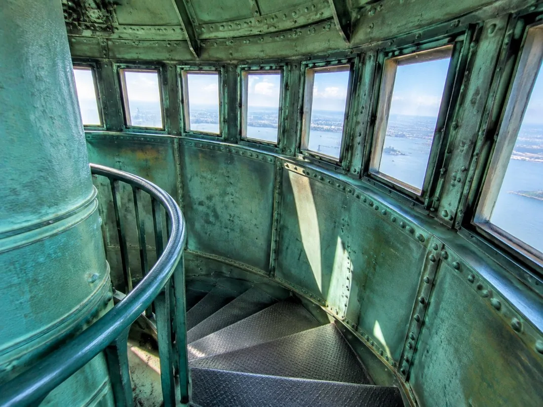 En el interior de la corona de la estatua: una estrecha escalera de caracol y una fila de pequeñas ventanas que dejan entrar la luz del día